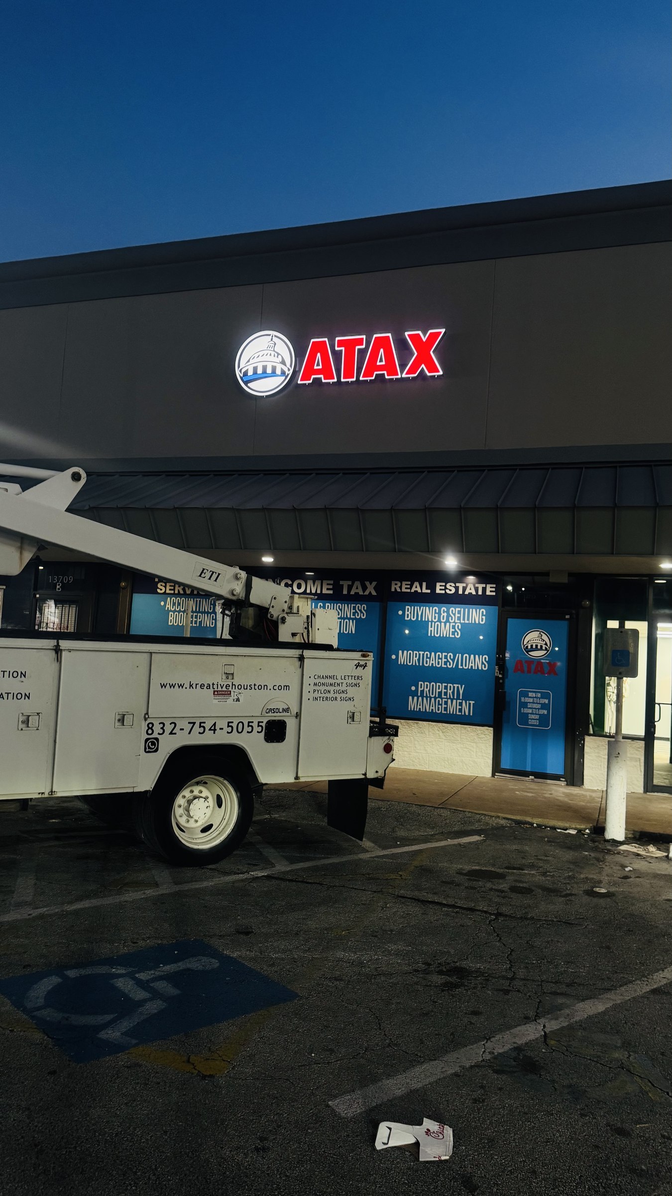 Letrero iluminado con letras de canal para ATAX Insurance, Houston, TX