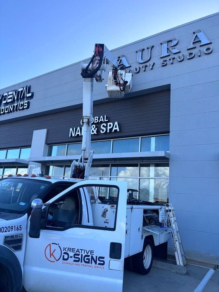 Letrero iluminado con letras de canal para Aura Beauty Studio, Rosenberg, TX