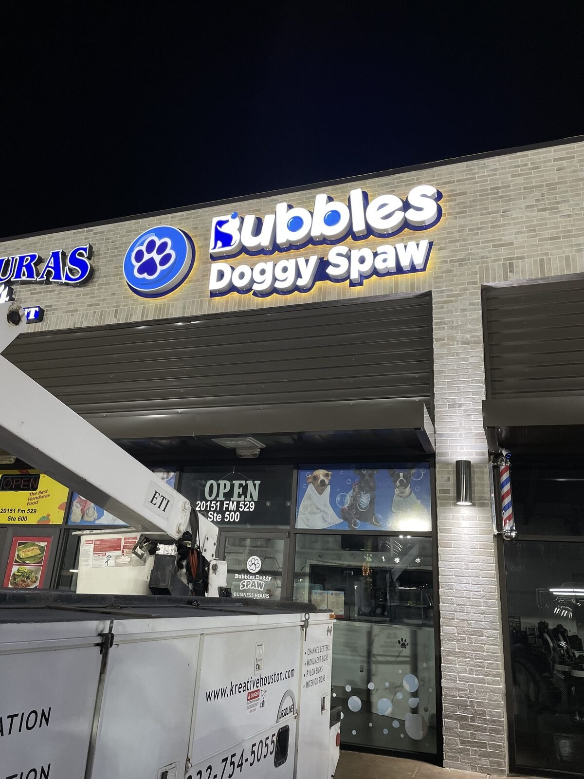 Letrero iluminado con letras de canal de Bubbles Doggy Spaw de noche, Houston, TX