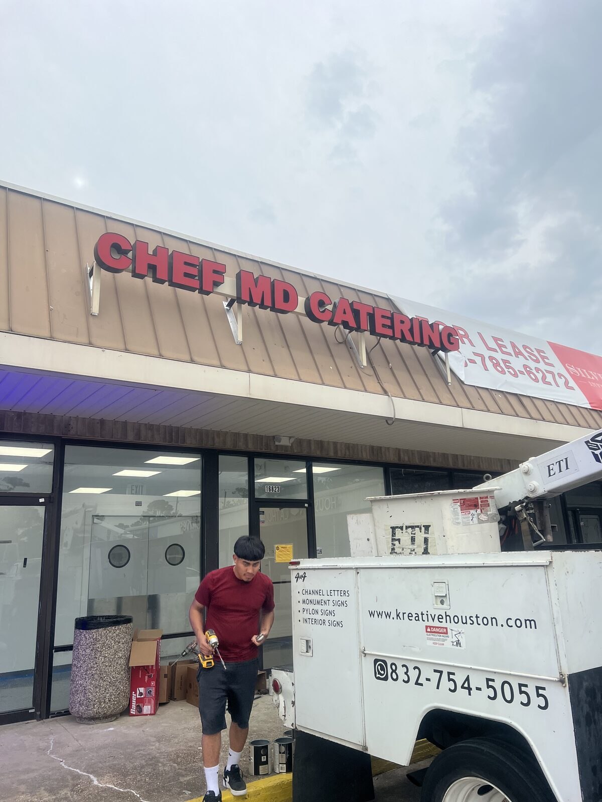Instalación de letrero con letras de canal para Chef MD Catering, Houston, TX