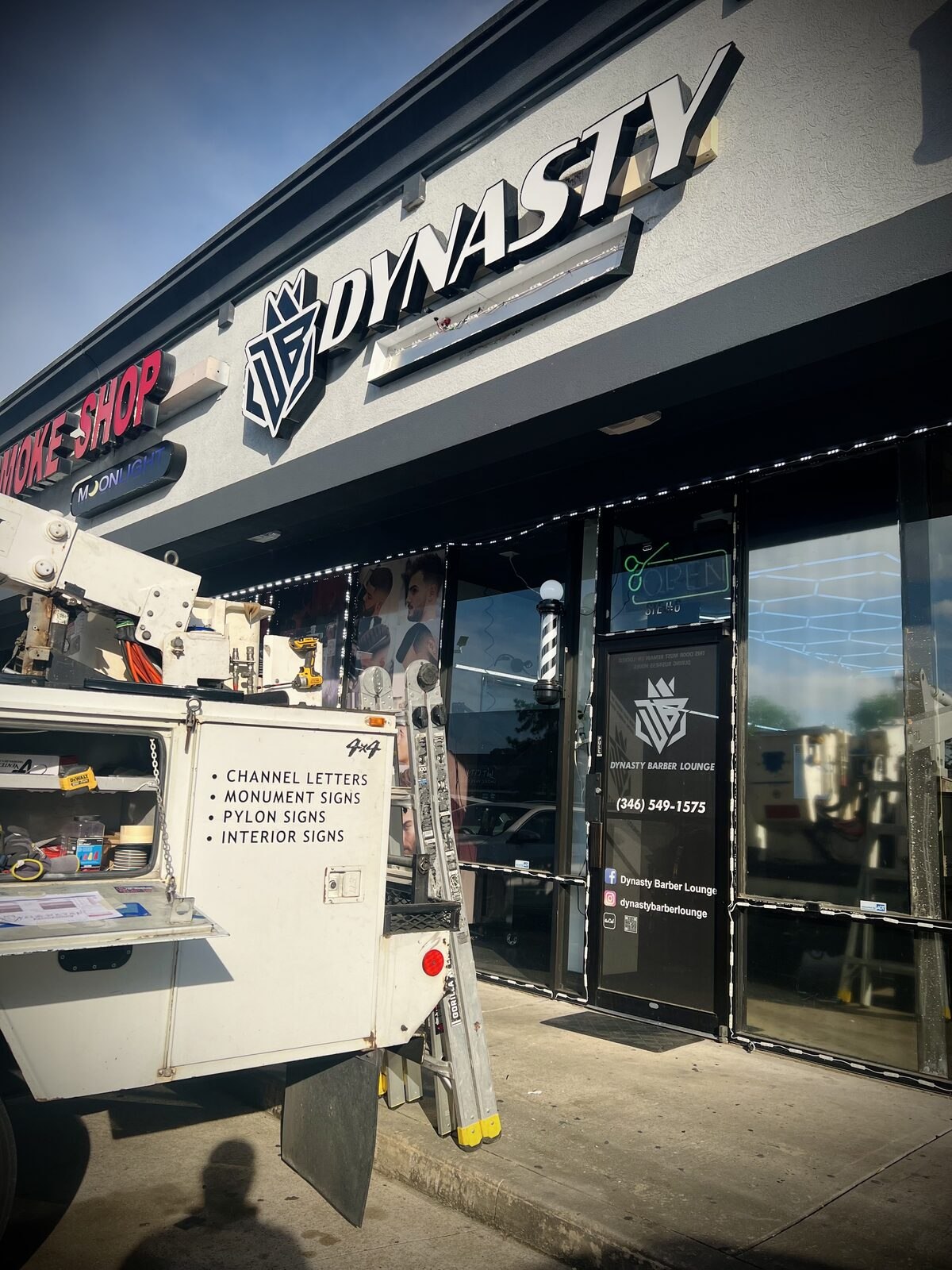 Letrero de local con letras de canal para Dynasty Barber Lounge, Houston, TX