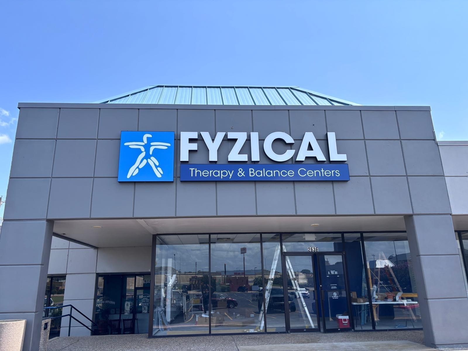 Letrero iluminado con letras de canal para FYZICAL Therapy & Balance Centers, Brenham, TX