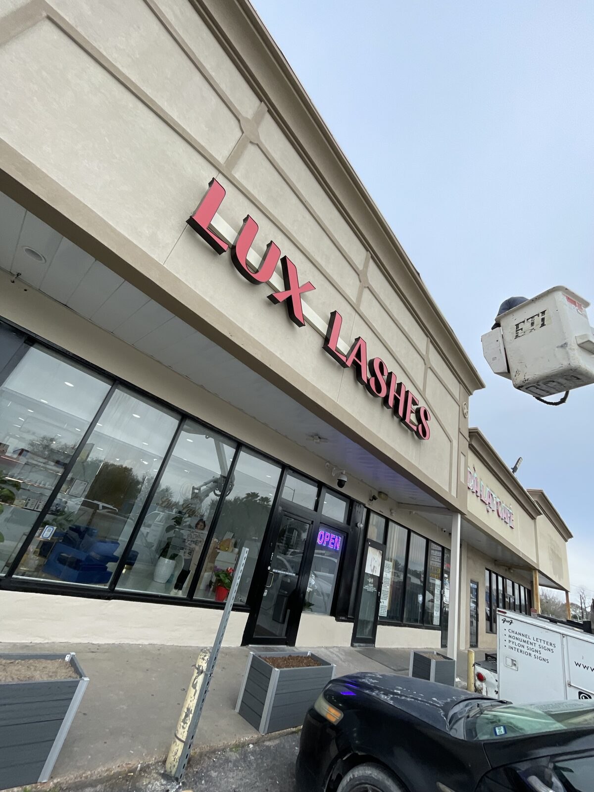 Letrero iluminado con letras de canal para Lux Lashes, Houston, TX