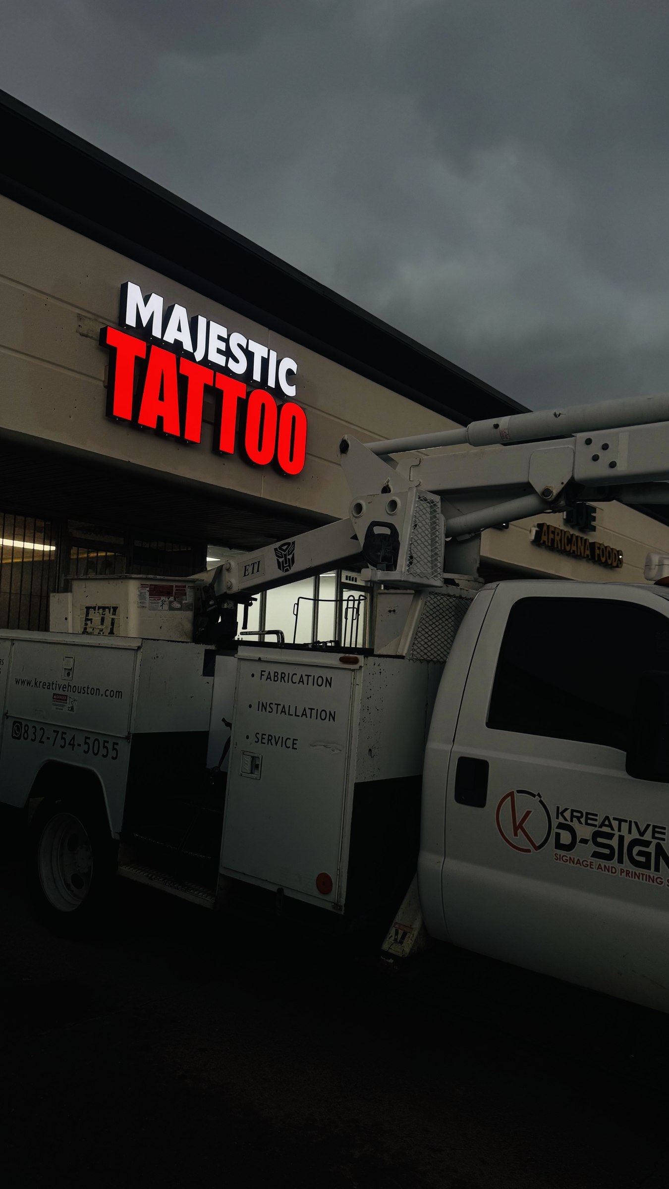 Letrero iluminado con letras de canal para Majestic Tattoo, Houston, TX