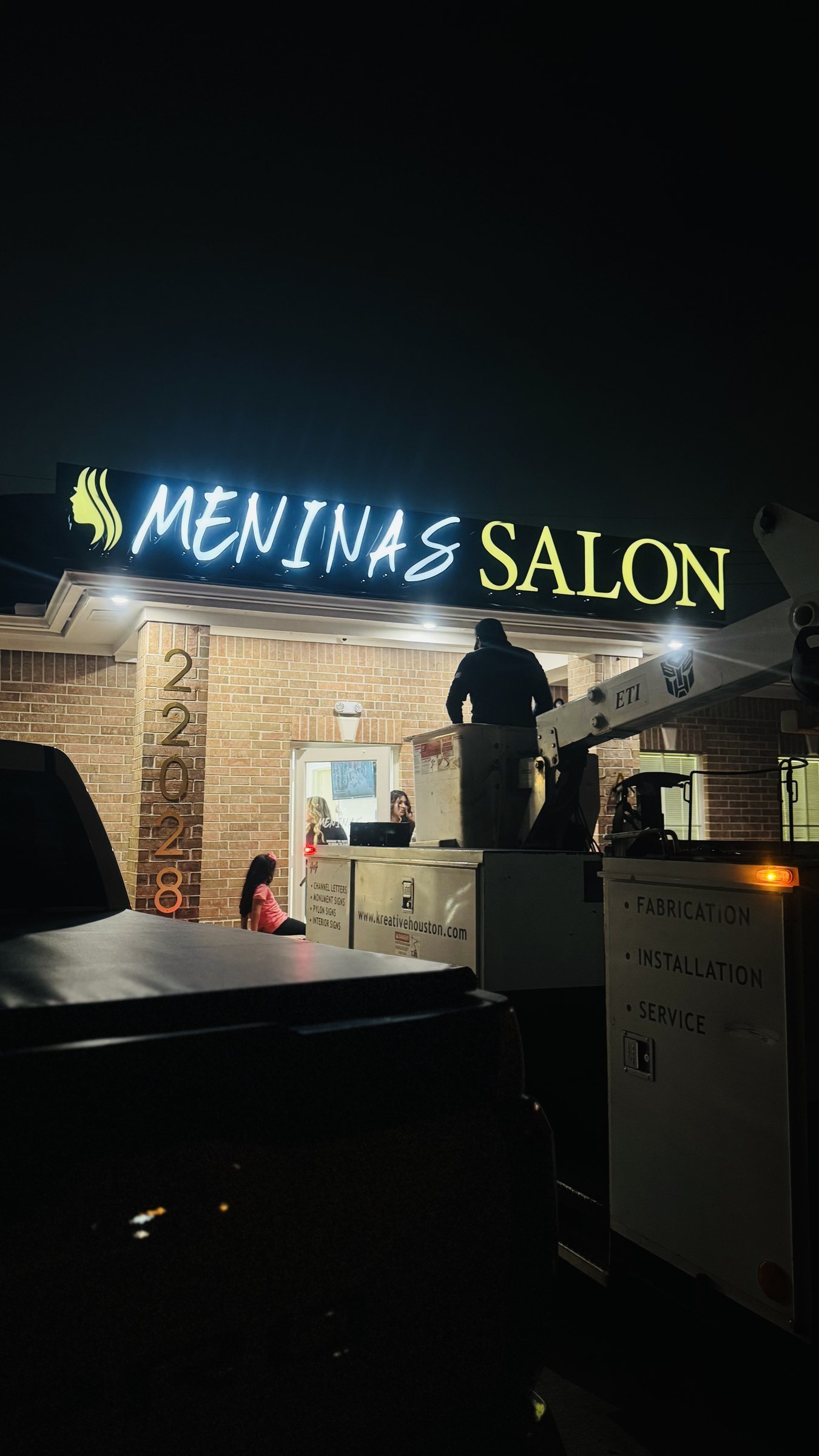 Letrero iluminado con letras de canal para Meninas Salon, Katy, TX