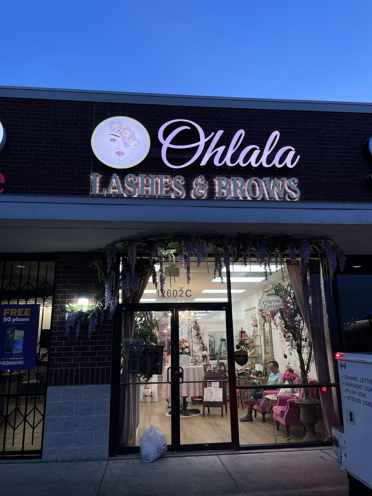 Letrero iluminado con letras de canal para Ohlala Lashes & Brows, Houston, TX