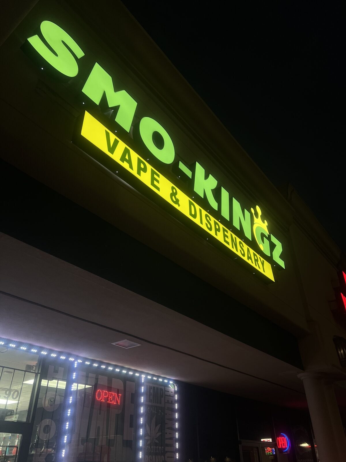 Letrero iluminado con letras de canal de SMO-KINGZ Vape & Dispensary de noche, Houston, TX