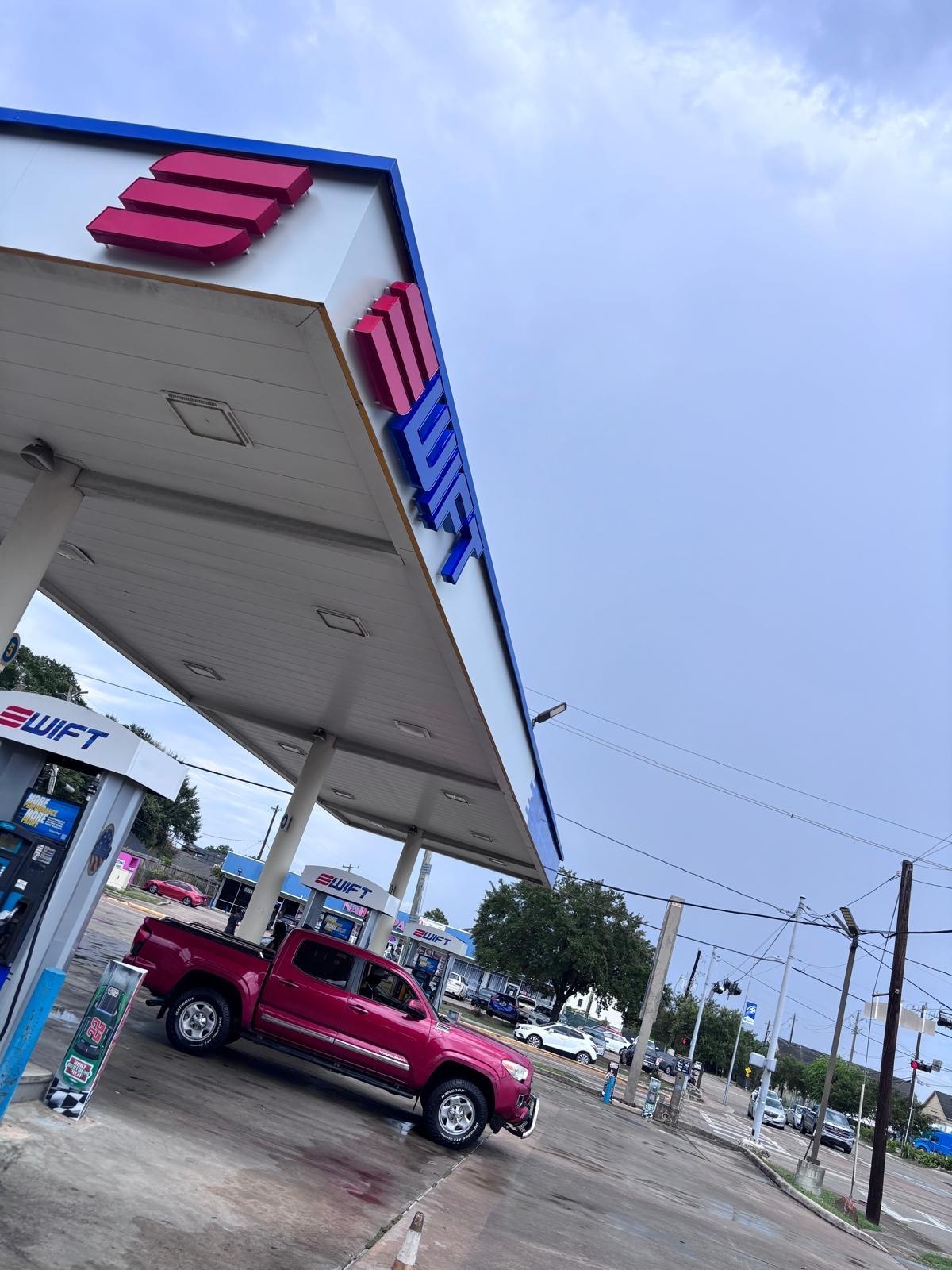 Letrero iluminado con letras de canal para Swift, Houston, TX