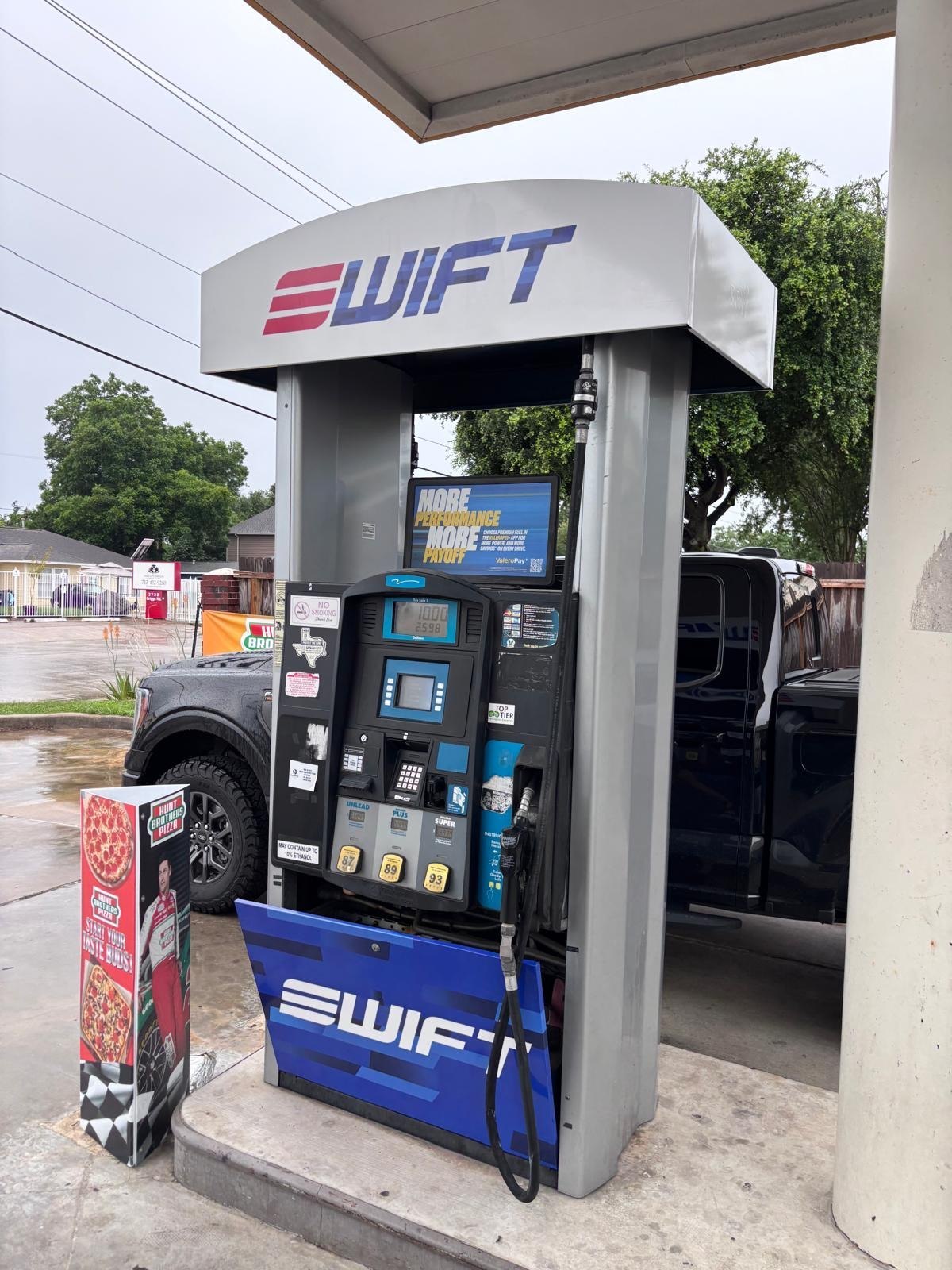 Letrero iluminado con letras de canal para Swift, Houston, TX