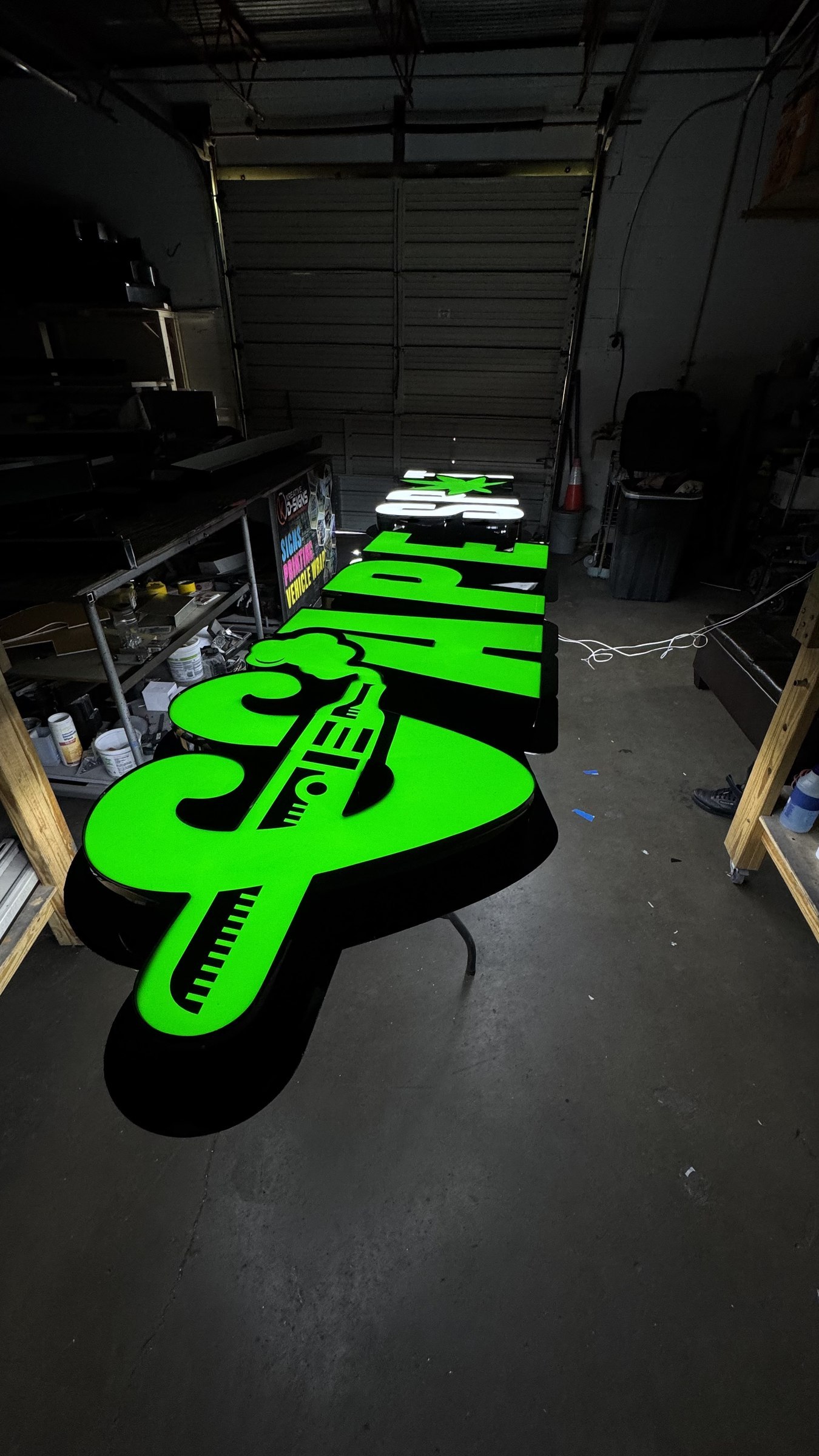 Letrero iluminado con letras de canal para Vape Spot, Houston, TX