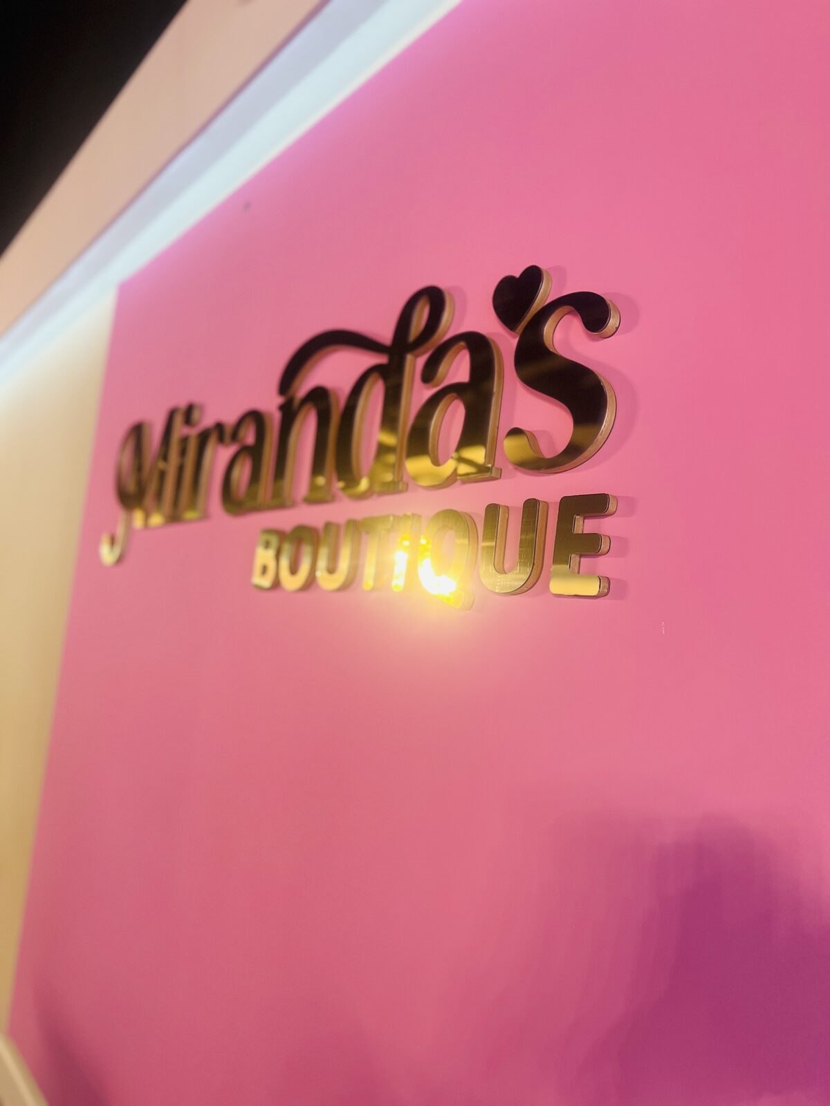 Letras 3D doradas para interiores de Miranda's Boutique, Houston, TX