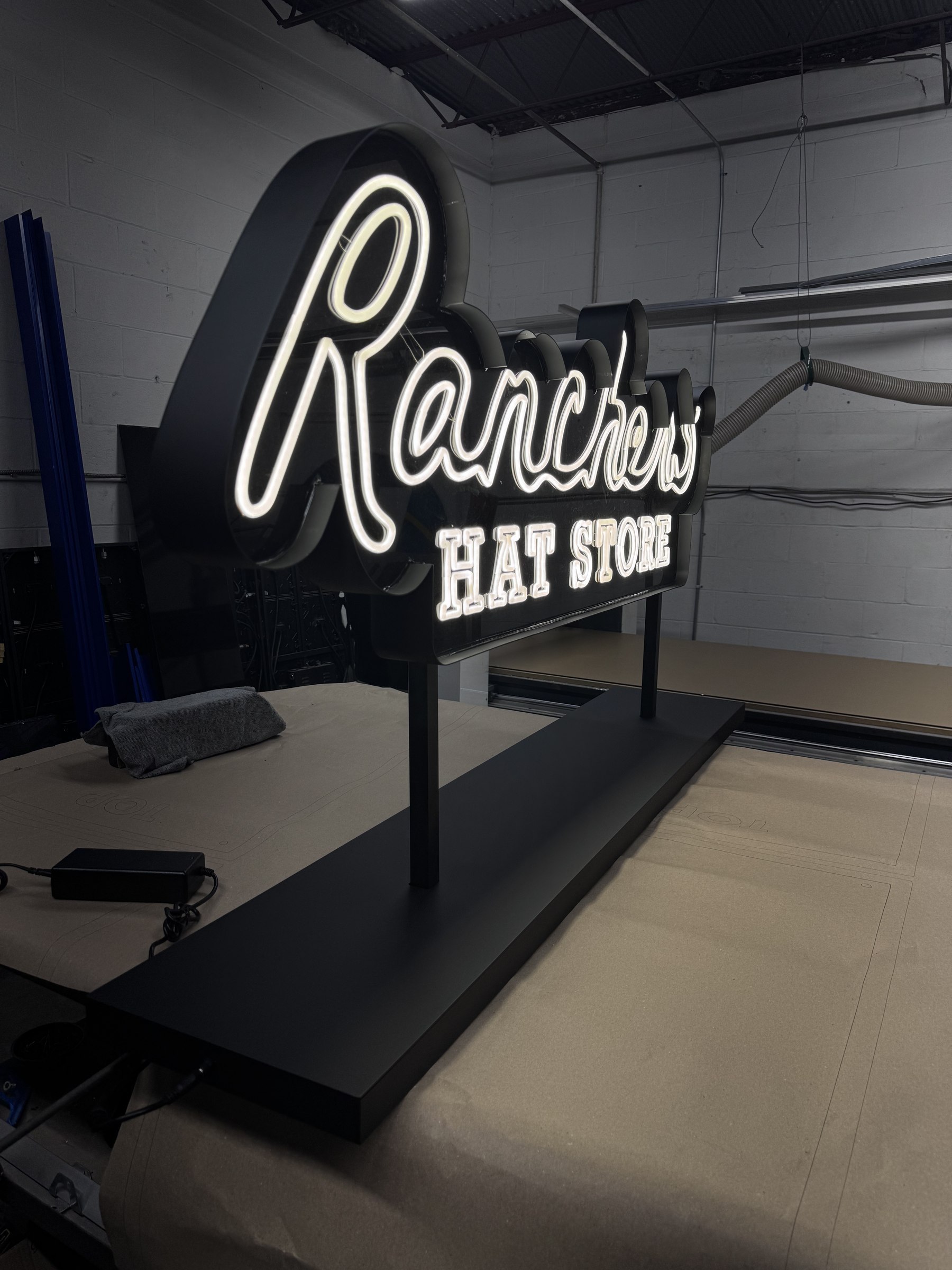 Letrero interior con letras 3D para Ranchers Hat Store, Brenham, TX