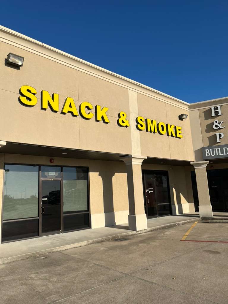 Snack & Smoke illuminated channel letter sign, Houston, TX