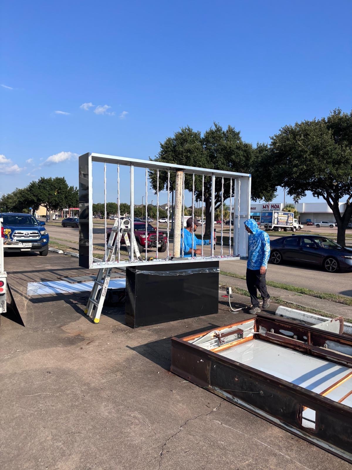 Estructura de gabinete de letrero durante una mejora LED para GDS en Houston, TX