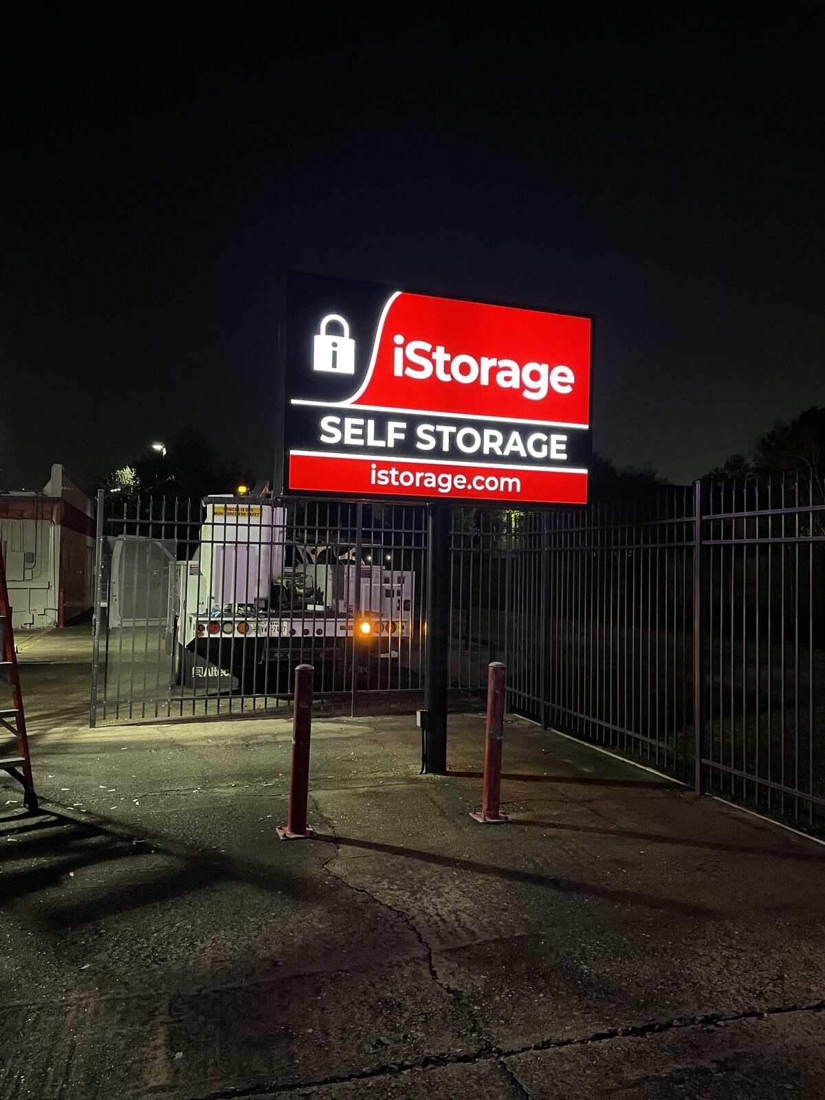 Letrero de monumento iluminado de iStorage de noche, Houston, TX