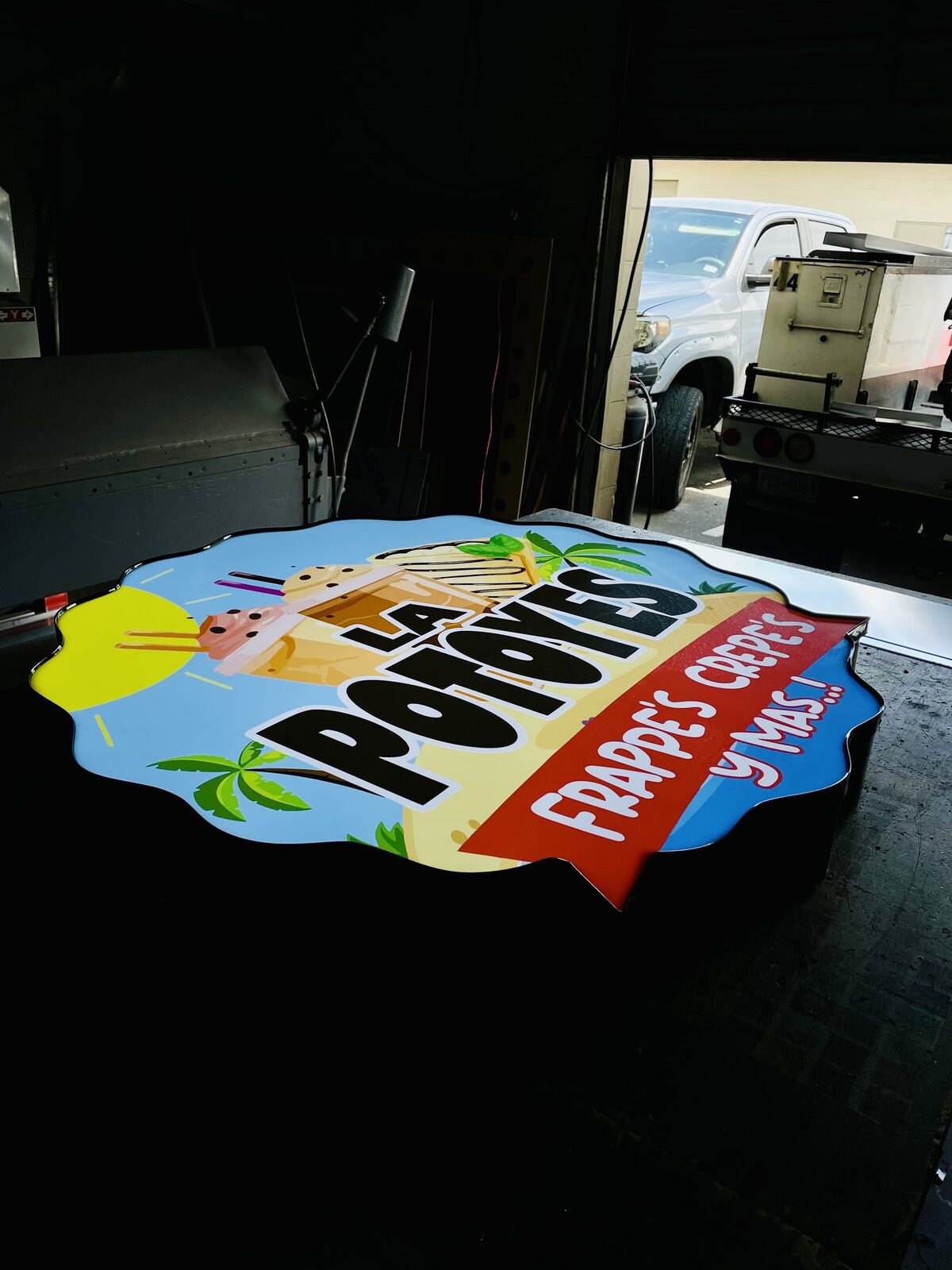 Letrero de gabinete personalizado para La Potoyes, fabricado por Kreative D-Signs