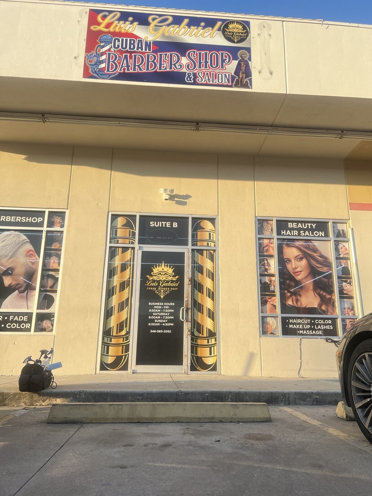 Letrero de local y gráficos de ventana de Luis Gabriel Cuban Barber Shop & Salon, Houston, TX