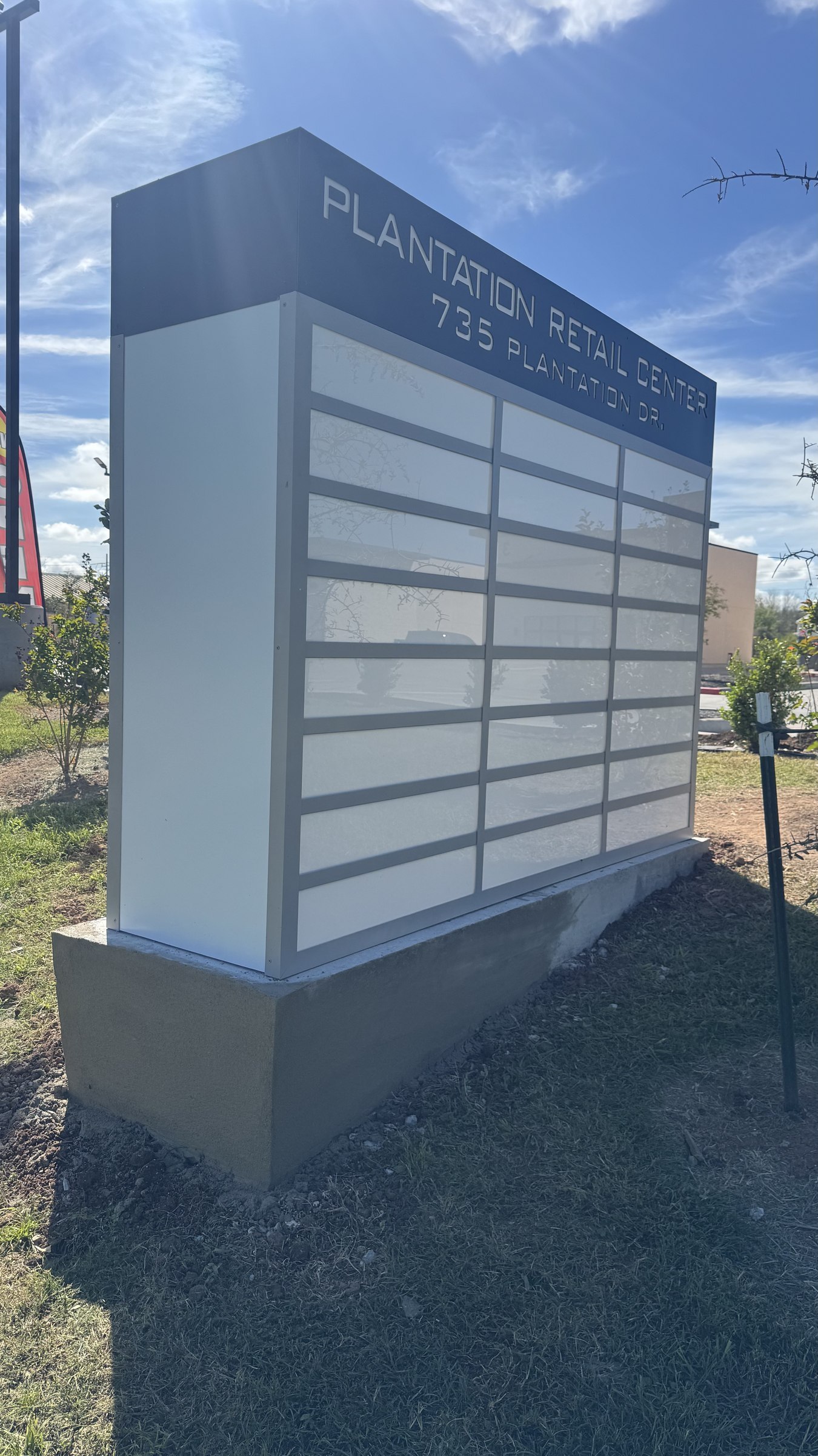 Letrero de monumento para Plantation Retail Center, Richmond, TX